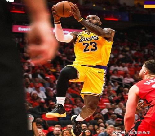 我擦！三分绝平，老詹可真是硬，40了吧！__我擦！三分绝平，老詹可真是硬，40了吧！