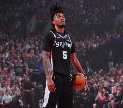 争议！无文班马刺半场落后6分阿夫迪亚8中1两节10罚超马刺全队