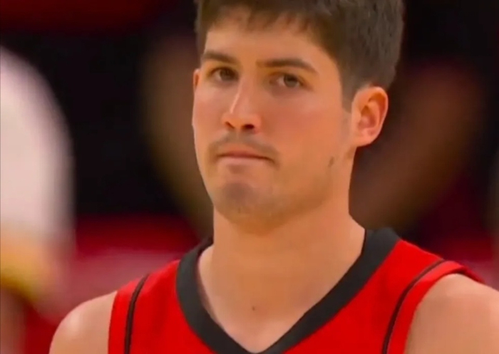 球迷恶搞湖人3-0庆功宴，乌杜卡谢泼德坐主位，全队向他们敬酒_球迷恶搞湖人3-0庆功宴，乌杜卡谢泼德坐主位，全队向他们敬酒_