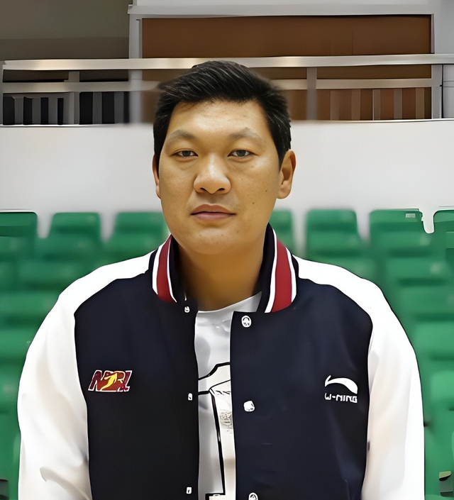 男篮名宿韩发顺：退役当教练，女儿2米11，也成为女篮领袖