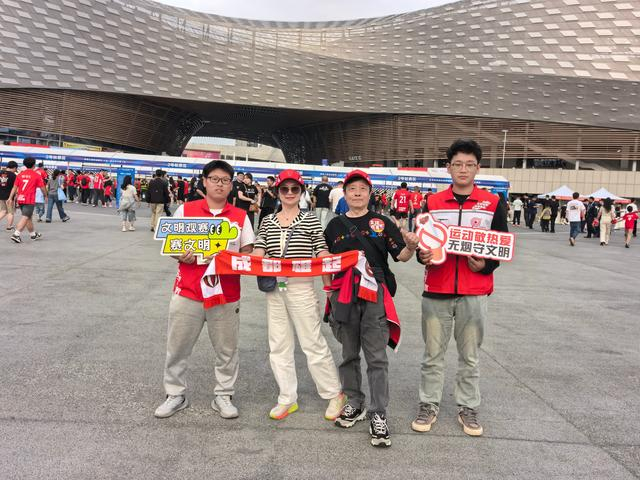 金牛文明实践员护航中超赛事：无烟观赛成风尚 微笑服务暖人心__金牛文明实践员护航中超赛事：无烟观赛成风尚 微笑服务暖人心