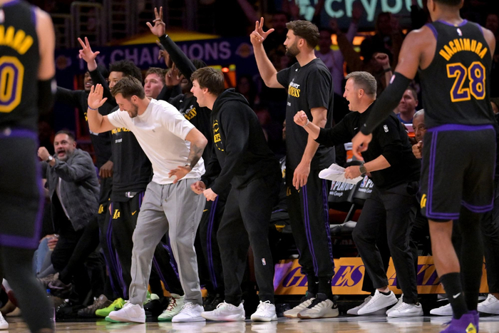 _詹姆斯狂轰81分_湖人勇士詹姆斯集锦