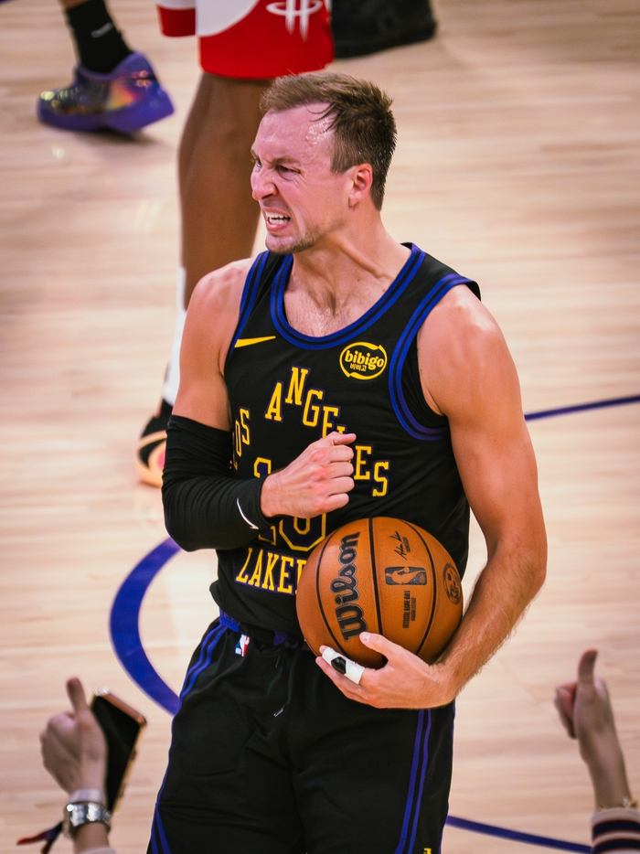 詹姆斯狂轰81分_湖人勇士詹姆斯集锦_