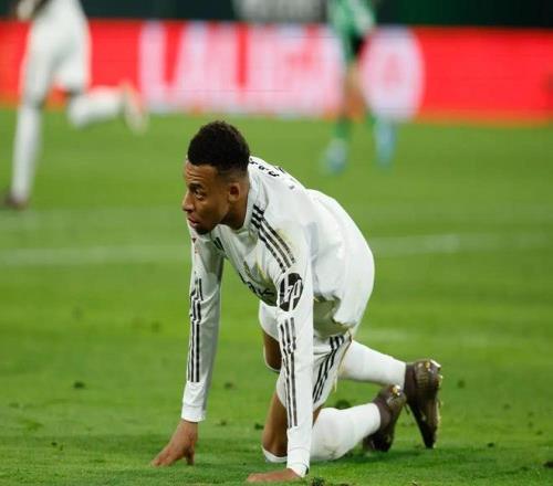 马卡：皇马陷前所未有困局，国家德比列队致敬或见证巴萨夺冠