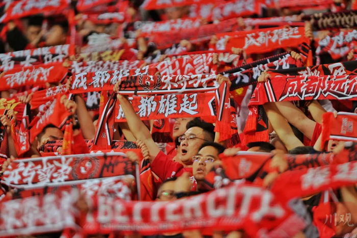 中超助力成都金牌球市腾飞，41184名球迷见证蓉城队领跑积分榜