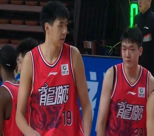 _徐昕入围四大奖项名单一奖已是囊中之物广州球迷喊他“干杜锋”_徐昕入围四大奖项名单一奖已是囊中之物广州球迷喊他“干杜锋”