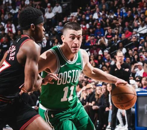 绿军险胜76人！21领先，双探花轰50+11+11，马克西空砍31分6助_绿军险胜76人！21领先，双探花轰50+11+11，马克西空砍31分6助_