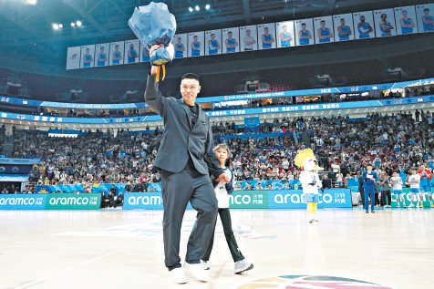 朱彦西退役，告别球迷。 本报记者 刘平 摄