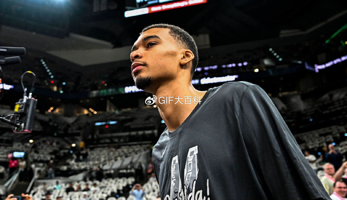 _文班亚马场边看傻！20岁哈珀替补27+10，创历史最年轻两双后卫_文班亚马场边看傻！20岁哈珀替补27+10，创历史最年轻两双后卫