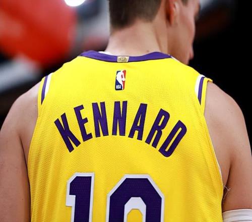 湖人的大前_湖人将升起冠军旗帜_