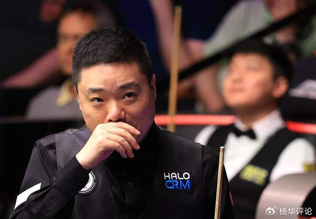 丁俊晖爬上球台逗笑全场观众，英媒赞其松弛，没被赵心童火力冲垮