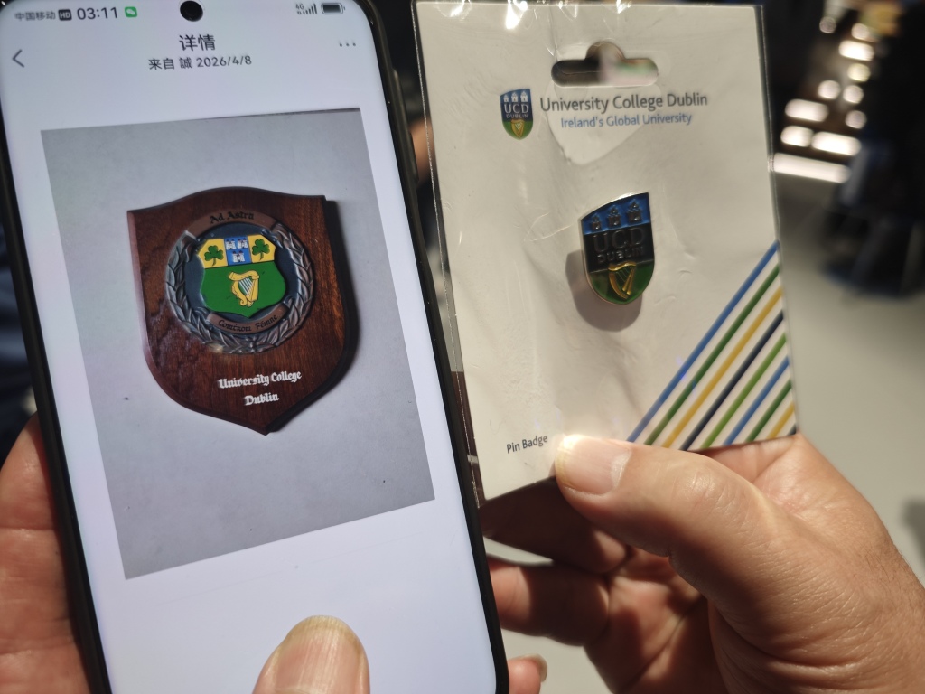 上海队老队员程炳照展示当年收到的纪念队徽与本次收到的纪念队徽（右）。 澎湃新闻记者 蒲垚磊 图