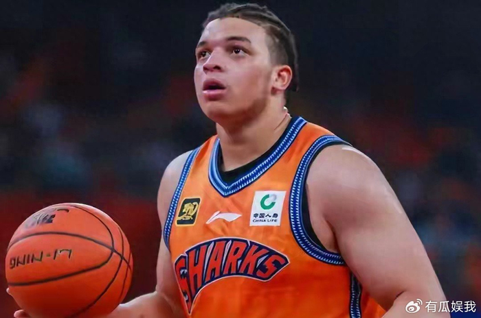 从王牌到板凳，洛夫顿的失宠记：上海男篮的更衣室暗战