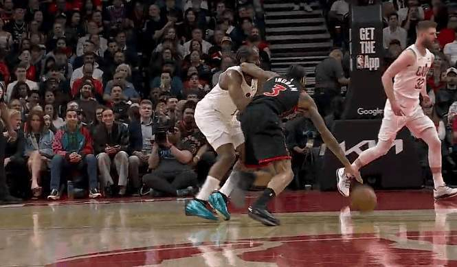 猛龙大胜骑士，英格拉姆超级尴尬，提前下场被队友拉着躺赢