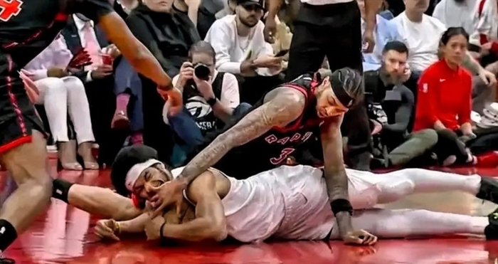 _绿军大胜骑士视频_德罗赞猛龙时期队友