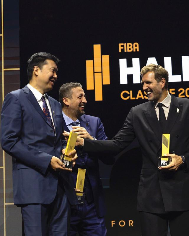 王治郅携手诺维斯基入选FIBA名人堂！感谢致辞，他提到了八一精神_王治郅携手诺维斯基入选FIBA名人堂！感谢致辞，他提到了八一精神_