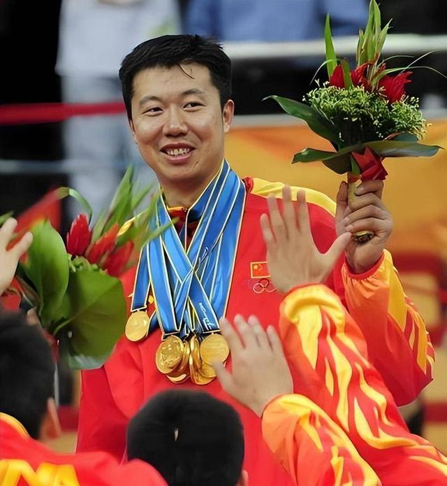 王治郅携手诺维斯基入选FIBA名人堂！感谢致辞，他提到了八一精神_王治郅携手诺维斯基入选FIBA名人堂！感谢致辞，他提到了八一精神_