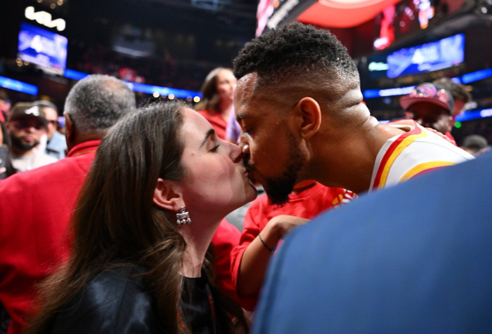 CJ晒准绝杀时刻老鹰官方盛赞！与妻子拥吻超暖 赛后直言胜不骄败不馁__CJ晒准绝杀时刻老鹰官方盛赞！与妻子拥吻超暖 赛后直言胜不骄败不馁