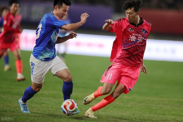 足球年薪最高的球员前十排名_足球年薪最高的球员_