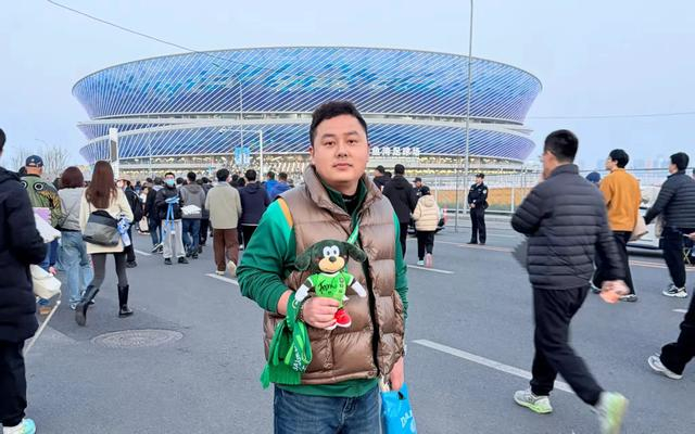 浙江球迷父子随队远征大连，竟成大连戚奶奶的“远方亲戚”