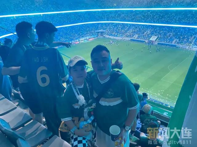 _浙江球迷父子随队远征大连，竟成大连戚奶奶的“远方亲戚”_浙江球迷父子随队远征大连，竟成大连戚奶奶的“远方亲戚”