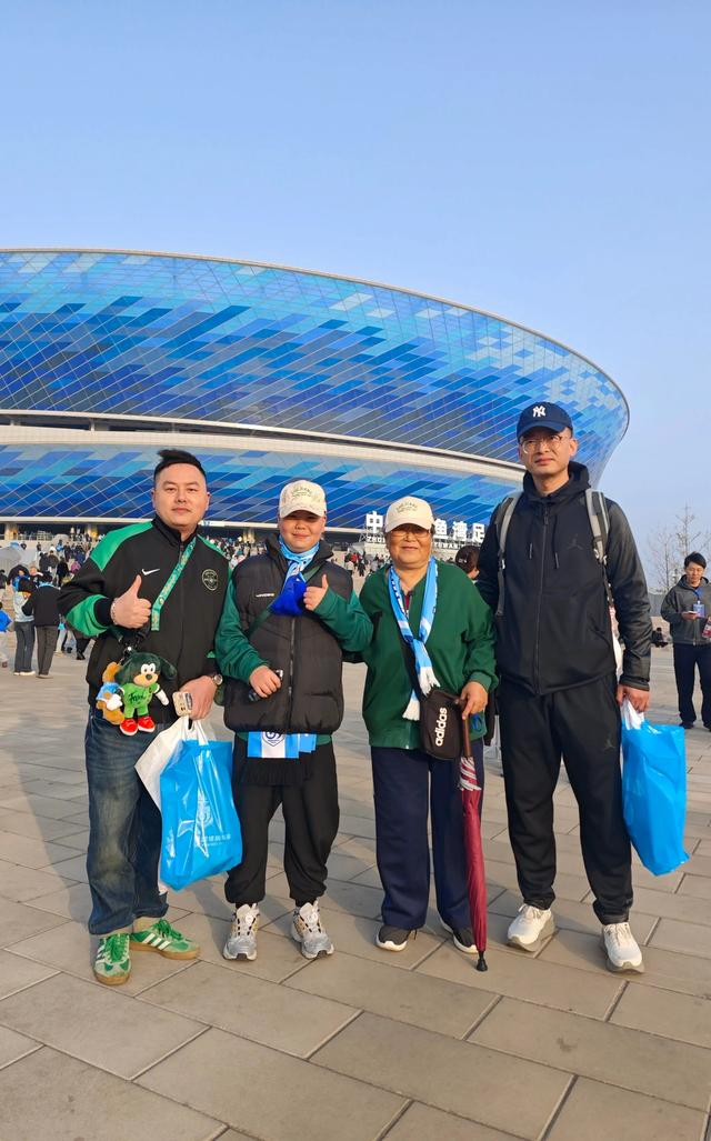 浙江球迷父子随队远征大连，竟成大连戚奶奶的“远方亲戚”__浙江球迷父子随队远征大连，竟成大连戚奶奶的“远方亲戚”