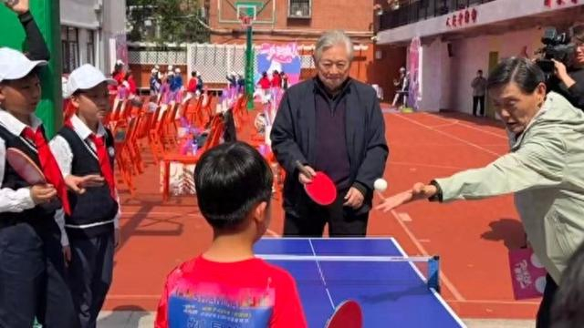 “冠军摇篮”的“课桌乒乓”从不过时，巨鹿路一小的乒乓球传统延绵六十年