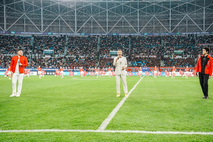 _北京威廉杨鸽舍名鸽展_名展亚克力展示架