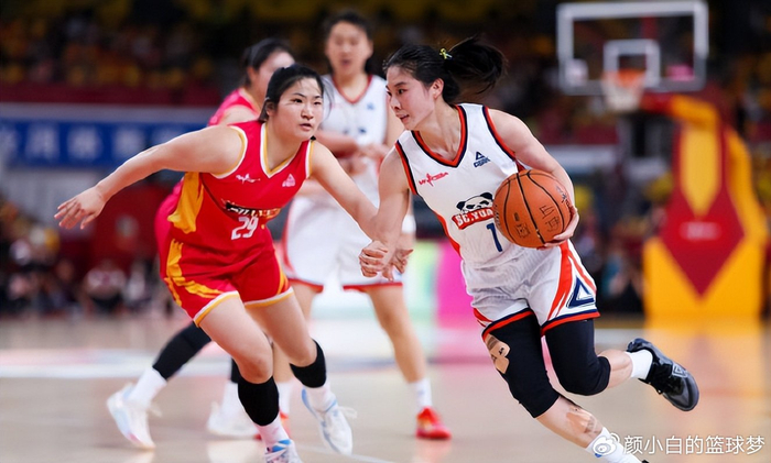 王思雨颁奖笑成花儿！获金球奖励成关键之王 大方展示金牌气质超飒_王思雨颁奖笑成花儿！获金球奖励成关键之王 大方展示金牌气质超飒_