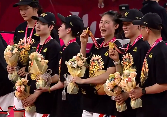 王思雨颁奖笑成花儿！获金球奖励成关键之王 大方展示金牌气质超飒__王思雨颁奖笑成花儿！获金球奖励成关键之王 大方展示金牌气质超飒