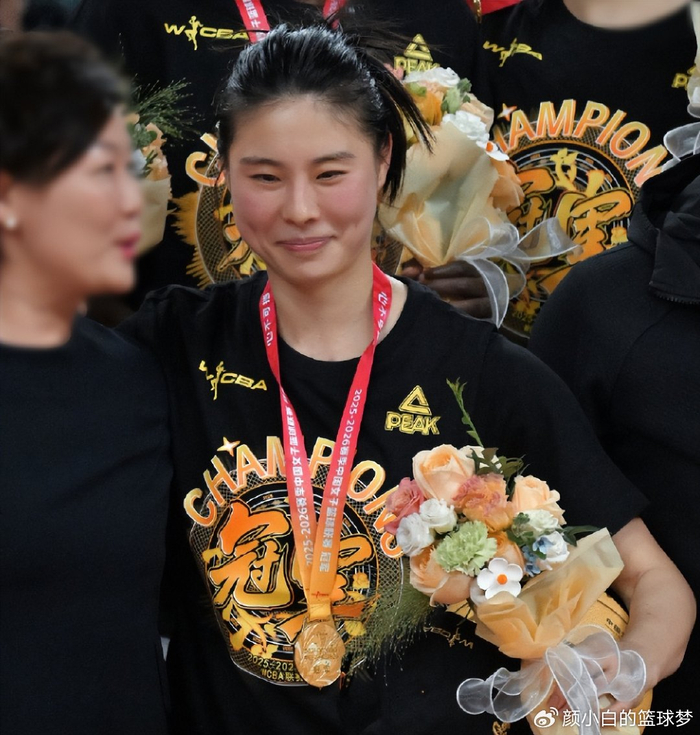 _王思雨颁奖笑成花儿！获金球奖励成关键之王 大方展示金牌气质超飒_王思雨颁奖笑成花儿！获金球奖励成关键之王 大方展示金牌气质超飒