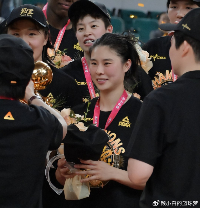 王思雨颁奖笑成花儿！获金球奖励成关键之王 大方展示金牌气质超飒_王思雨颁奖笑成花儿！获金球奖励成关键之王 大方展示金牌气质超飒_