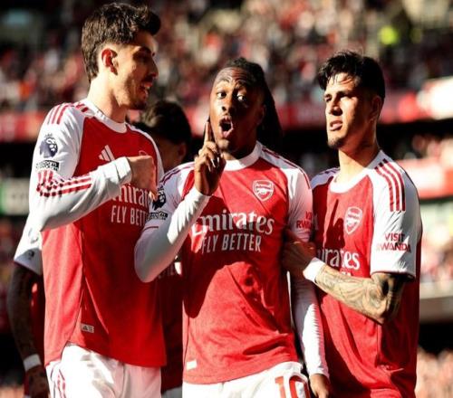 10险胜！英超榜首易主，埃泽轰入世界波，阿森纳超越曼城登顶