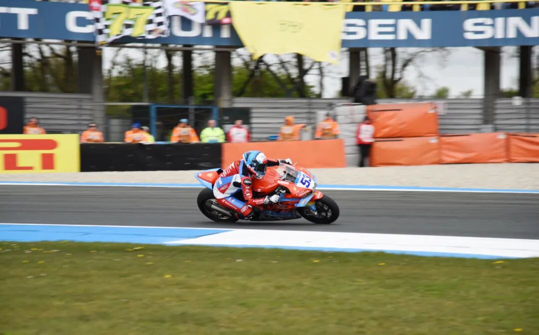 V观体育丨莫让“畸形饭圈”碰瓷张雪机车__V观体育丨莫让“畸形饭圈”碰瓷张雪机车