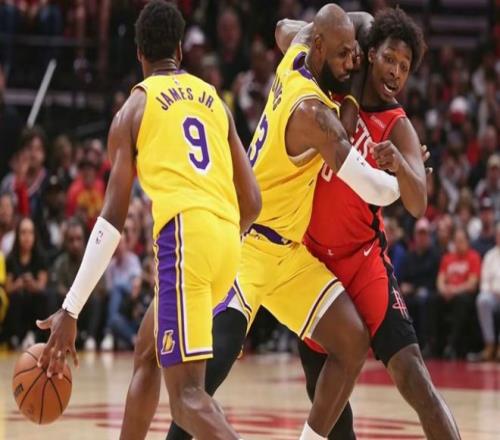 父亲的托举！詹姆斯拼命为布朗尼卡位，助他投进季后赛第一球