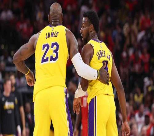 打得开心，湖人队勒布朗詹姆斯拍了儿子布朗尼詹姆斯的头