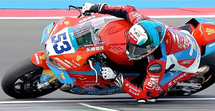 机车重要，车手更重要！53号车手助张雪机车赢比赛，64号却在摔车_机车重要，车手更重要！53号车手助张雪机车赢比赛，64号却在摔车_