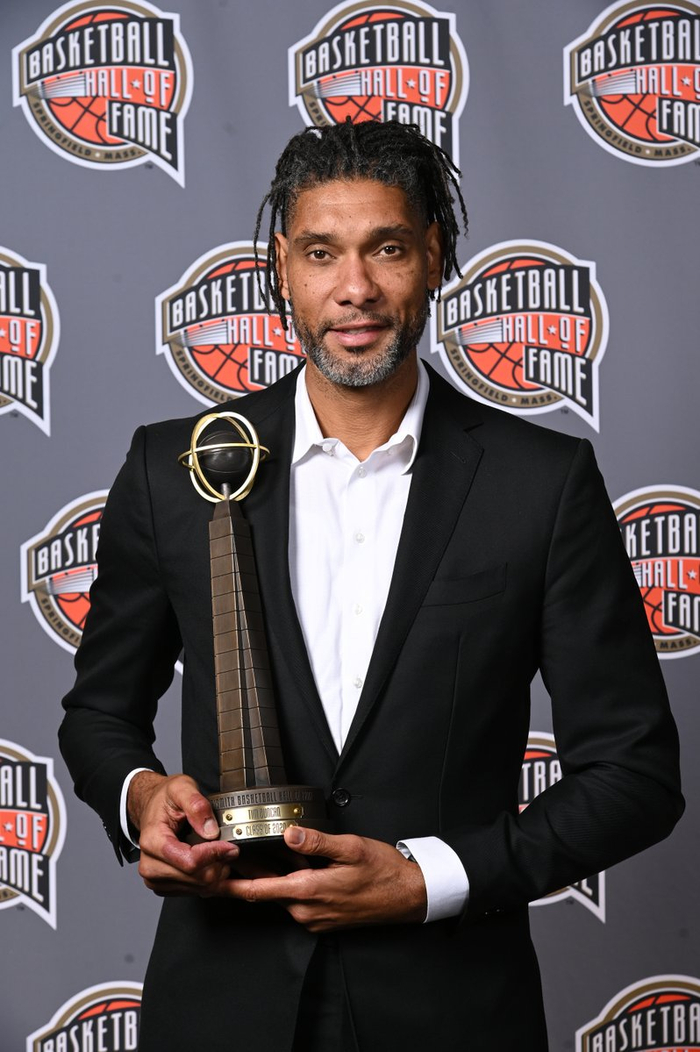 马刺官方为邓肯庆生！吉诺比利晒模糊合影：50岁老头生日快乐