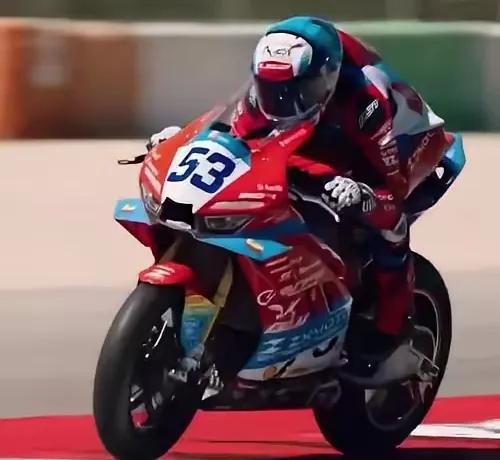 机车重要，车手更重要！53号车手助张雪机车赢比赛，64号却在摔车_机车重要，车手更重要！53号车手助张雪机车赢比赛，64号却在摔车_