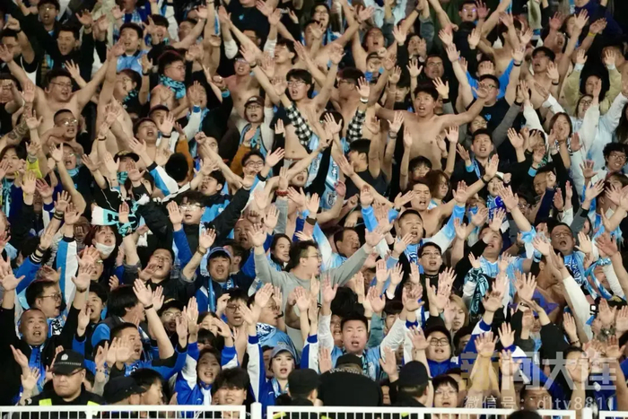 一首鼓舞大连足球士气的歌_大连的足球烧了_